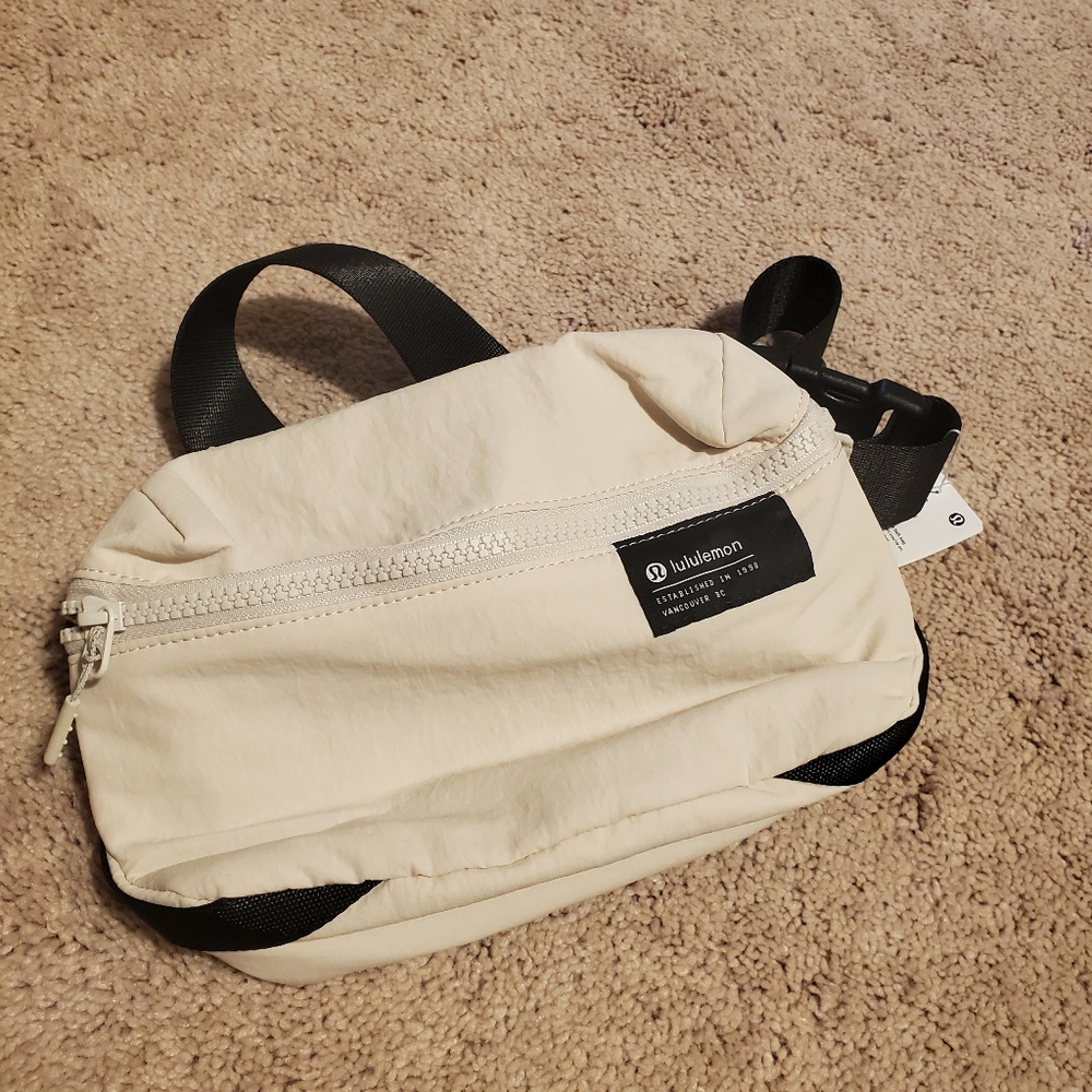 Lululemon clean line belt bag